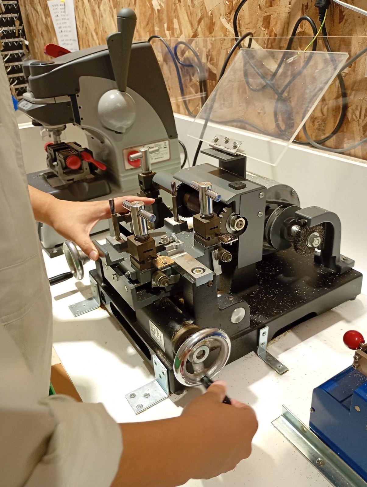 作業台で合鍵を作っている様子