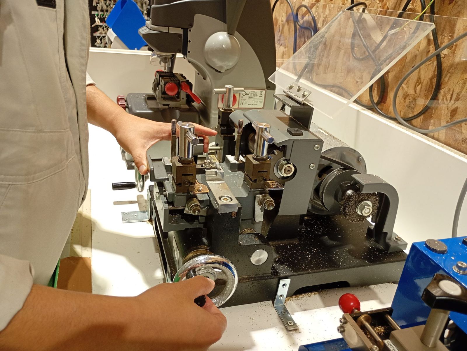 合鍵を作る機械を操作する手元
