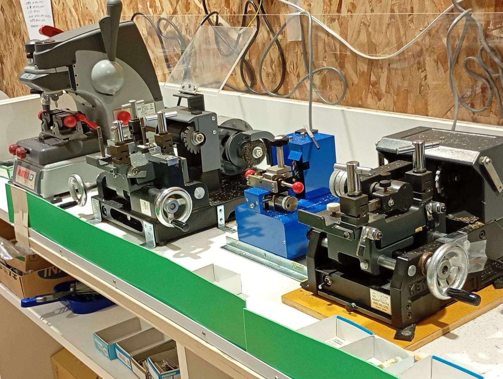 合鍵をつくる機械が並ぶ店内の作業台